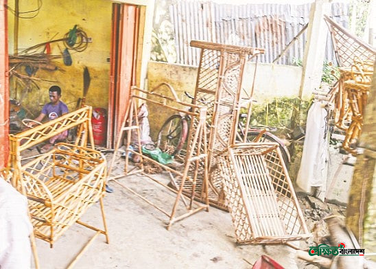 মৌলভীবাজারের পশ্চিম বাজারে টিমটিম করে জ্বলছে শতবর্ষী বেতশিল্